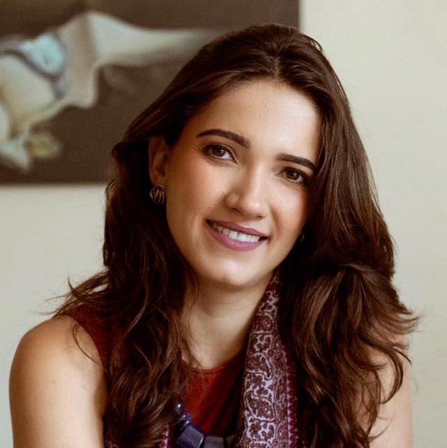 Dra. Larissa Leão